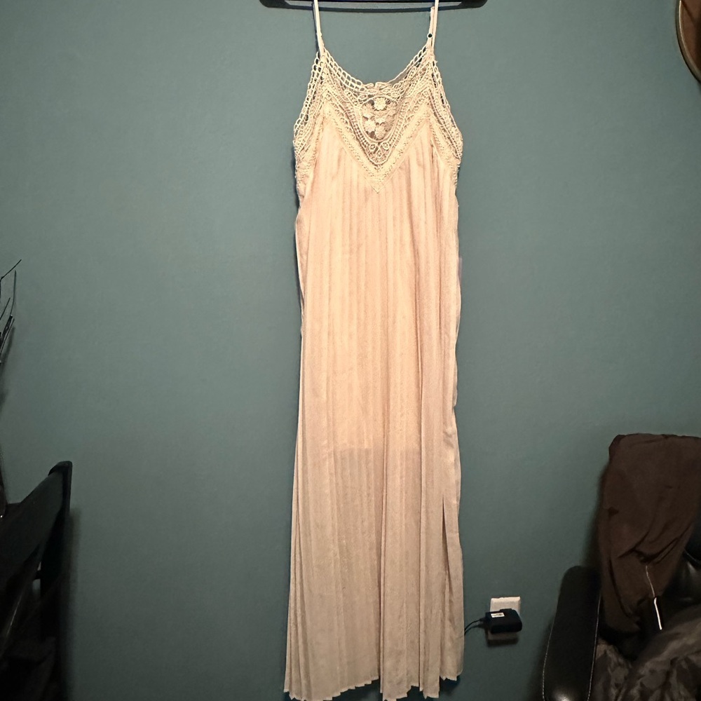 Crochet details on beautiful pleated dress NWT L - Picture 2 of 8